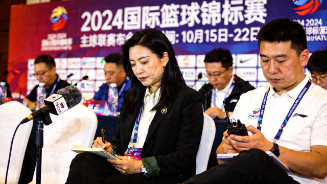 体育新闻发布现场,记者在媒体席记录赛事信息